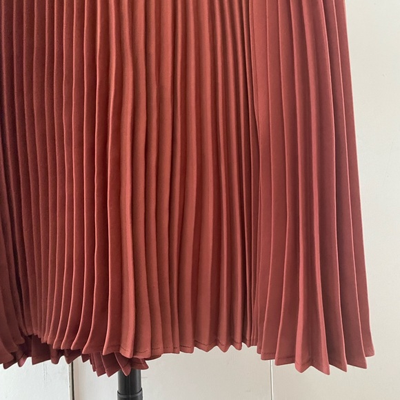 Babaton pleated skirt from aritzia. - Picture 6 of 10